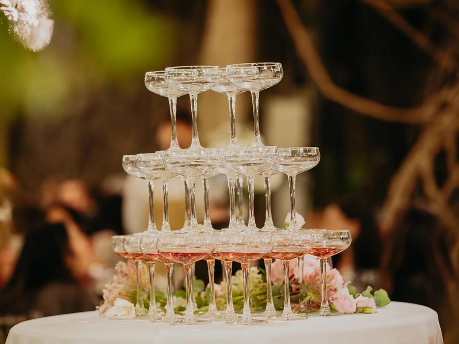 Torre de copas de champán en una boda de Smart Catering