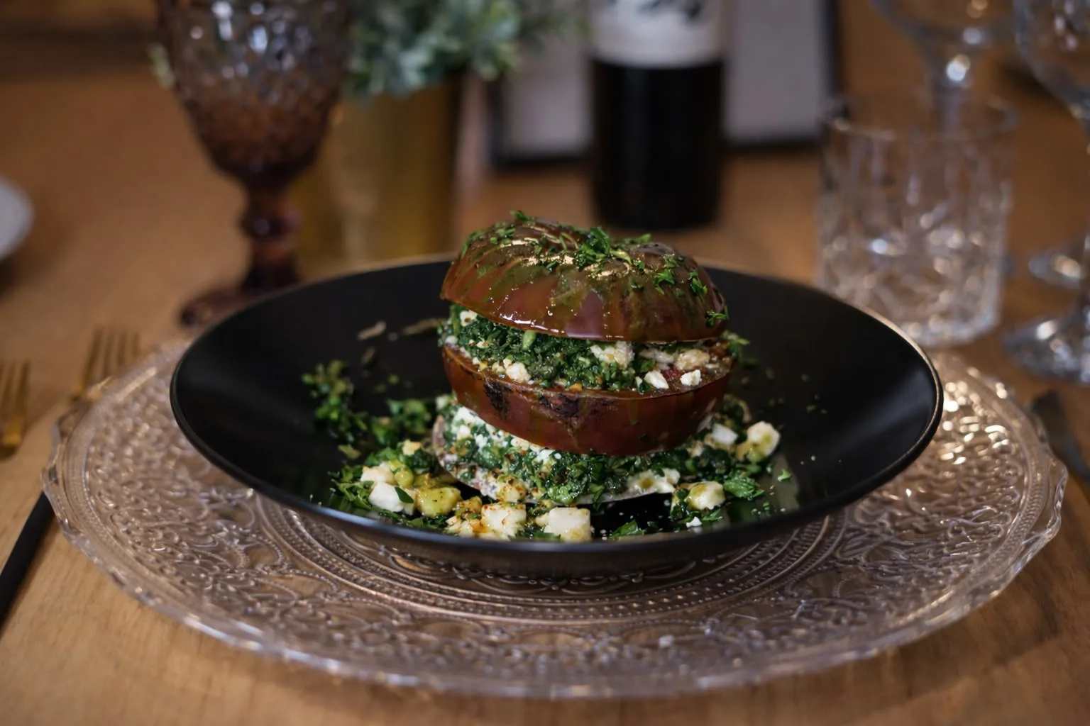 Tomate relleno de queso fresco y hierbas