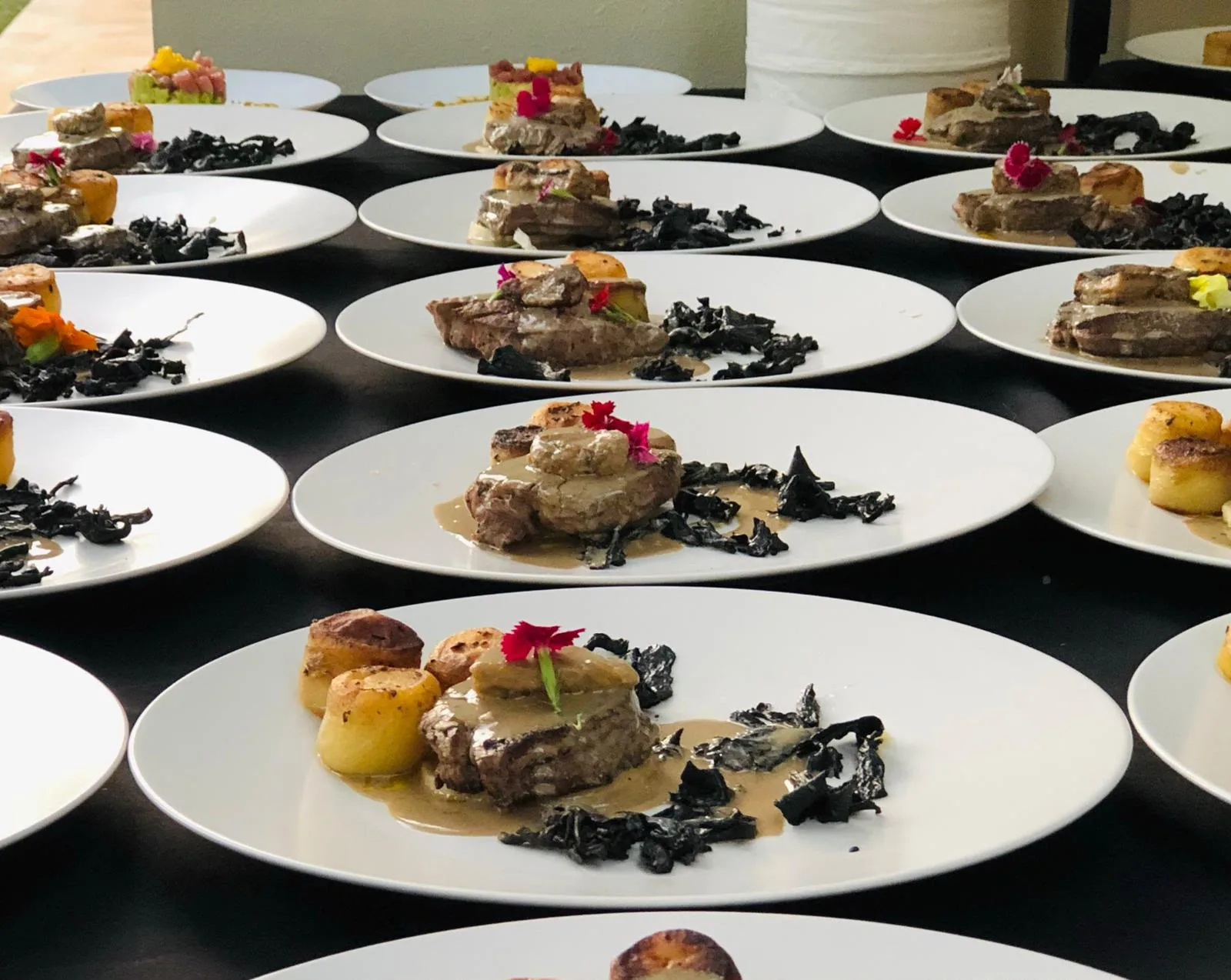Platos principales de banquete emplatados