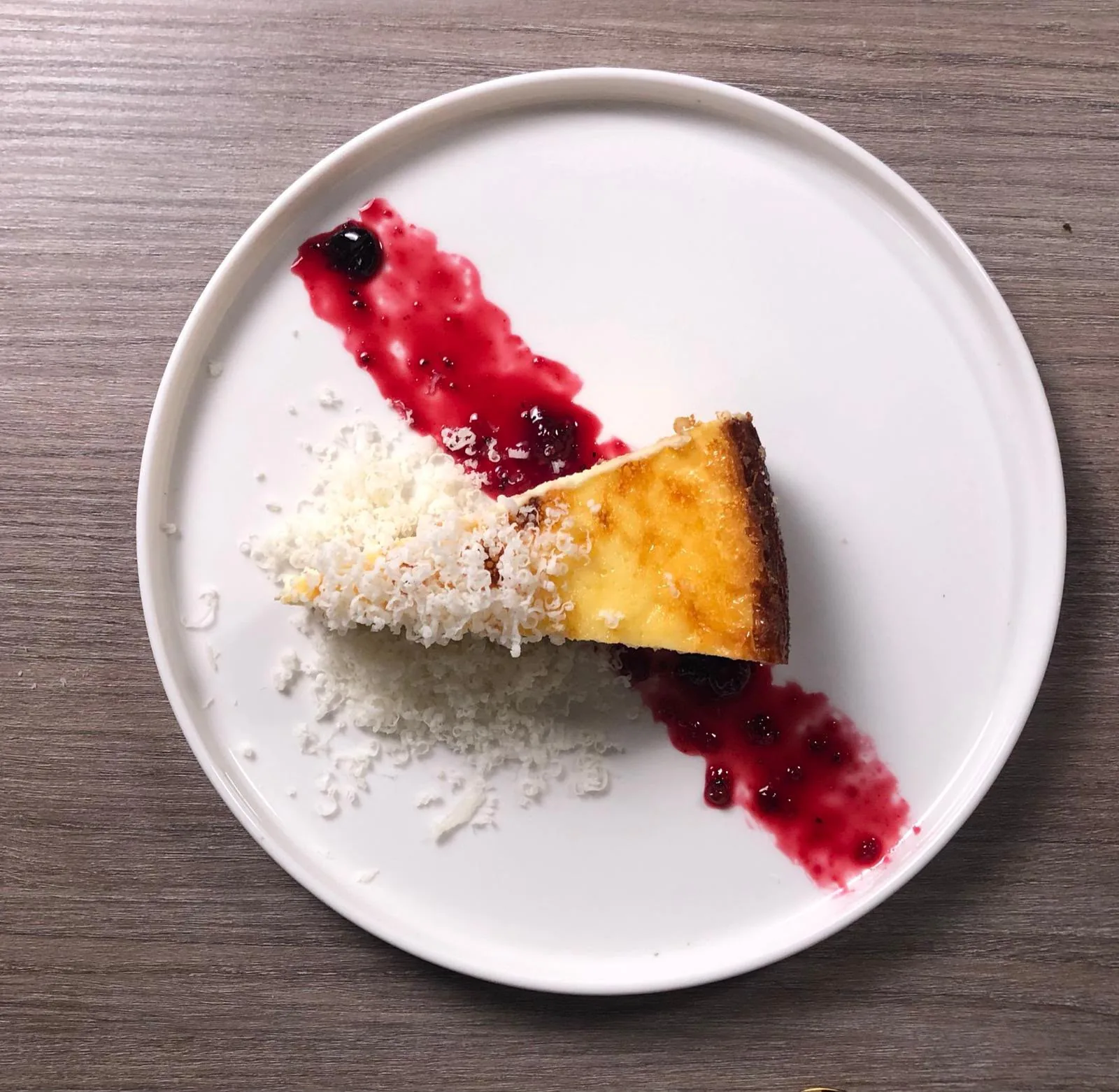 Tarta de queso vasca con coulis de frutos rojos