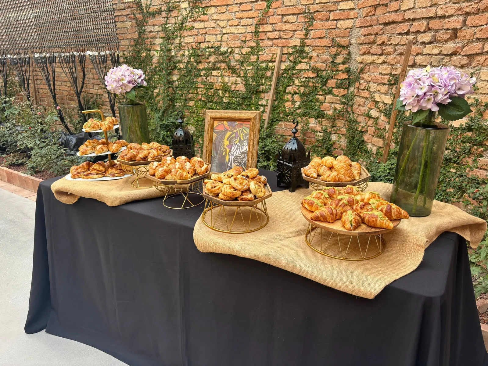 Mesa de desayuno con croissants artesanos