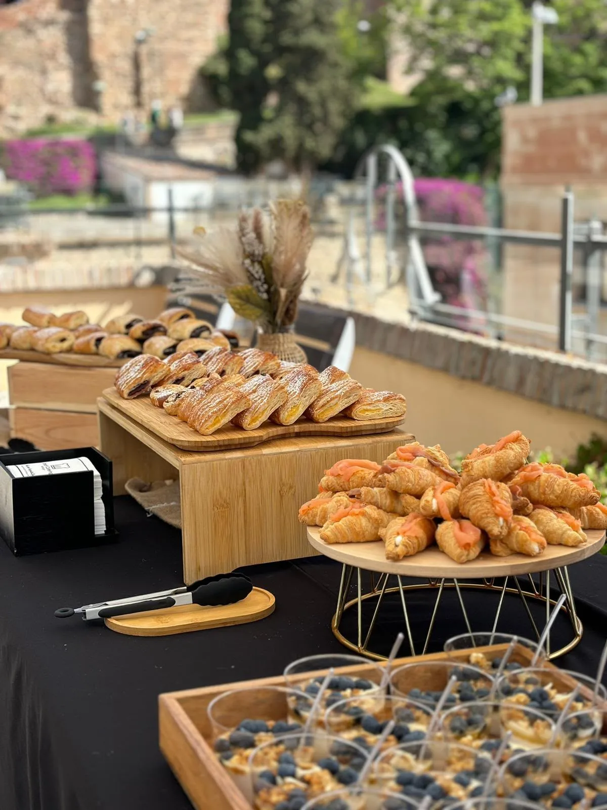 Coffee break con hojaldres y mini croissants de salmón