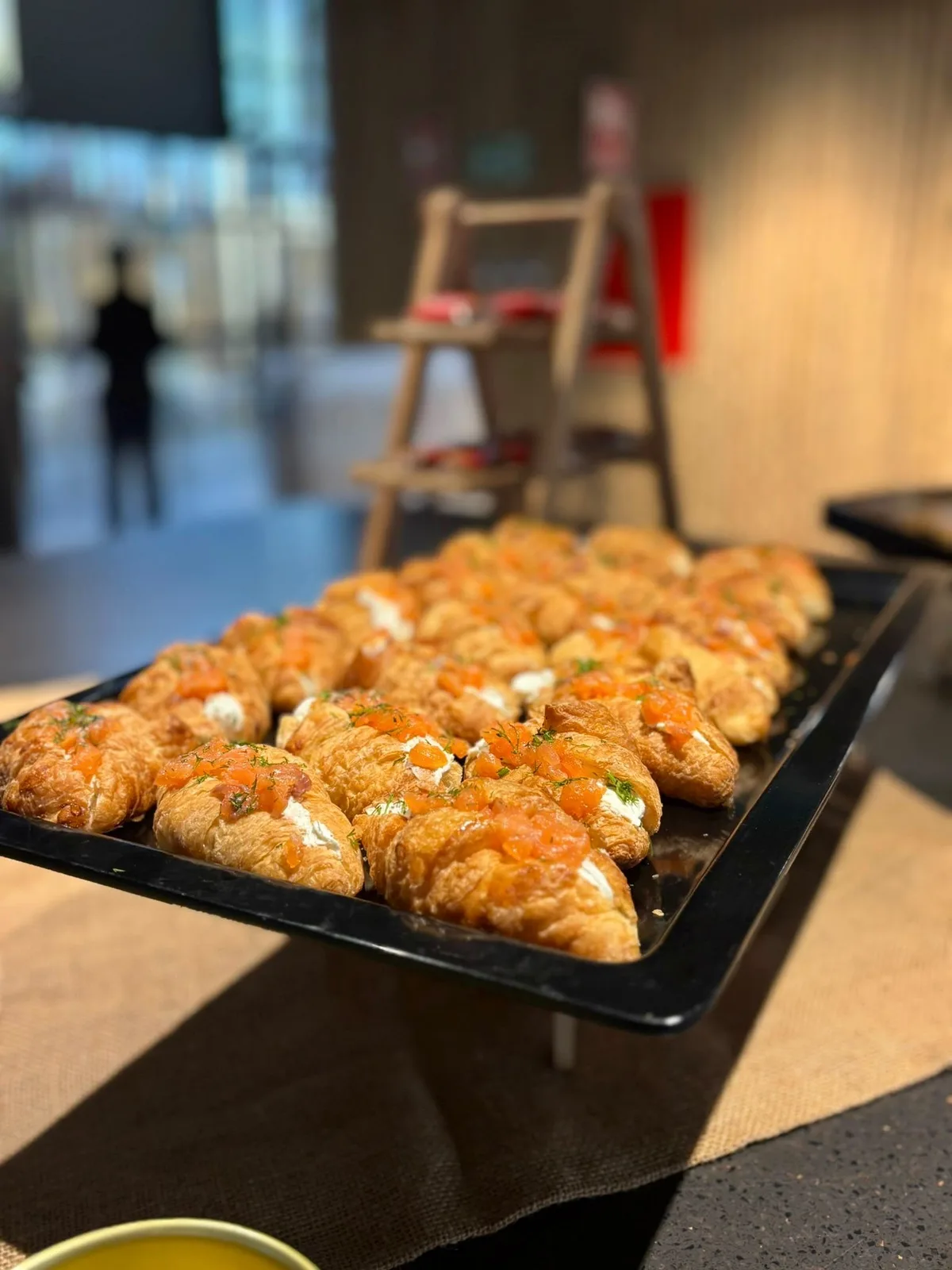 Mini tostas de salmón con queso crema