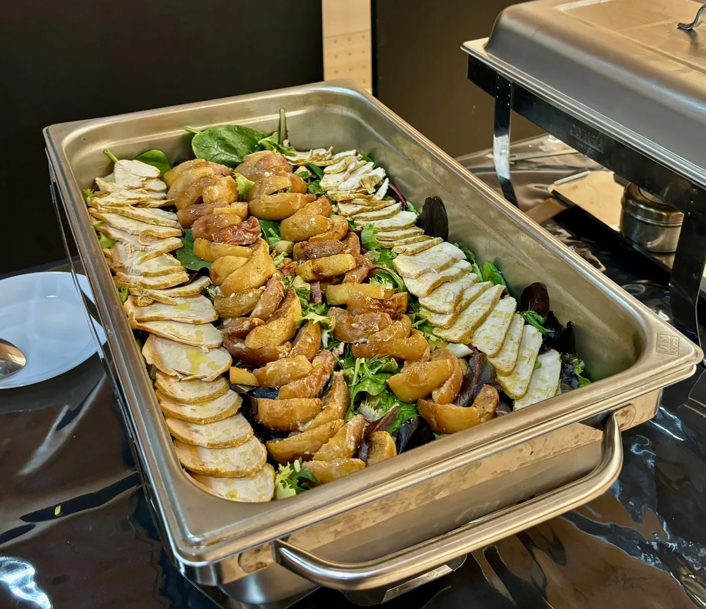 Ensalada de pollo y melocotones asados