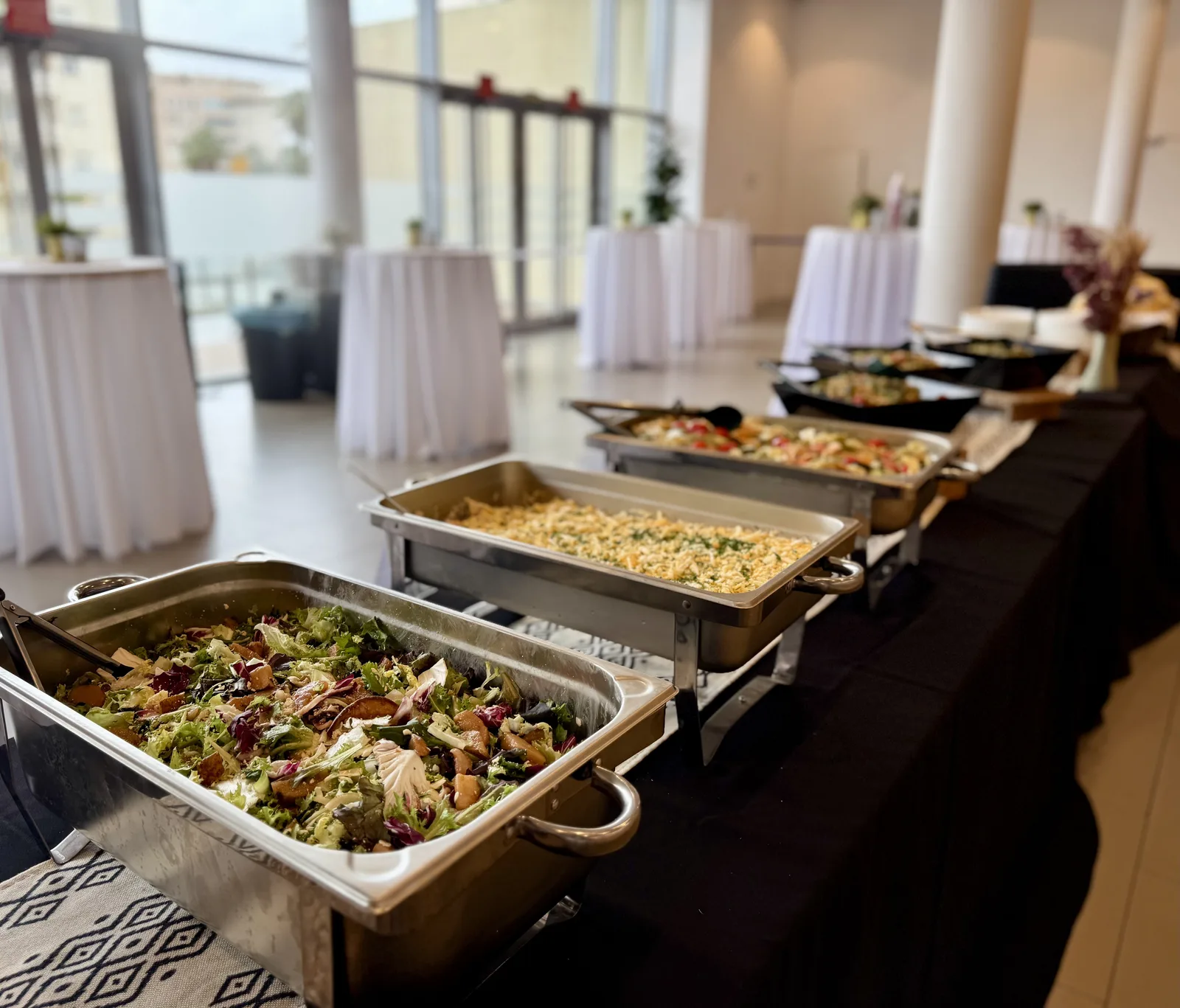 Bufé de ensaladas en línea de servicio