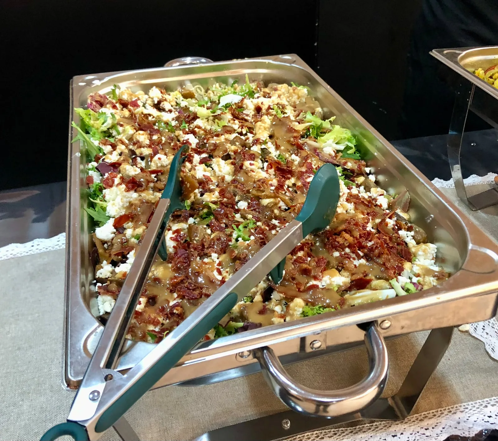 Ensalada de bufé con queso y reducción balsámica