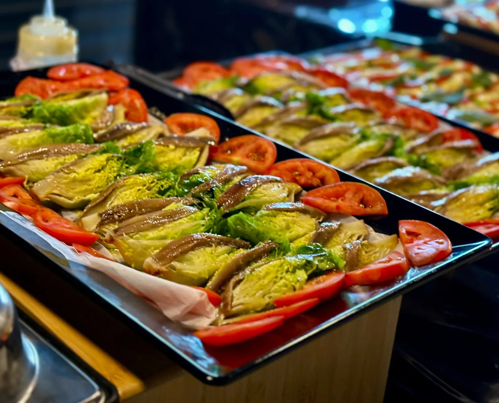 Bandejas de cogollos con anchoas y vinagreta