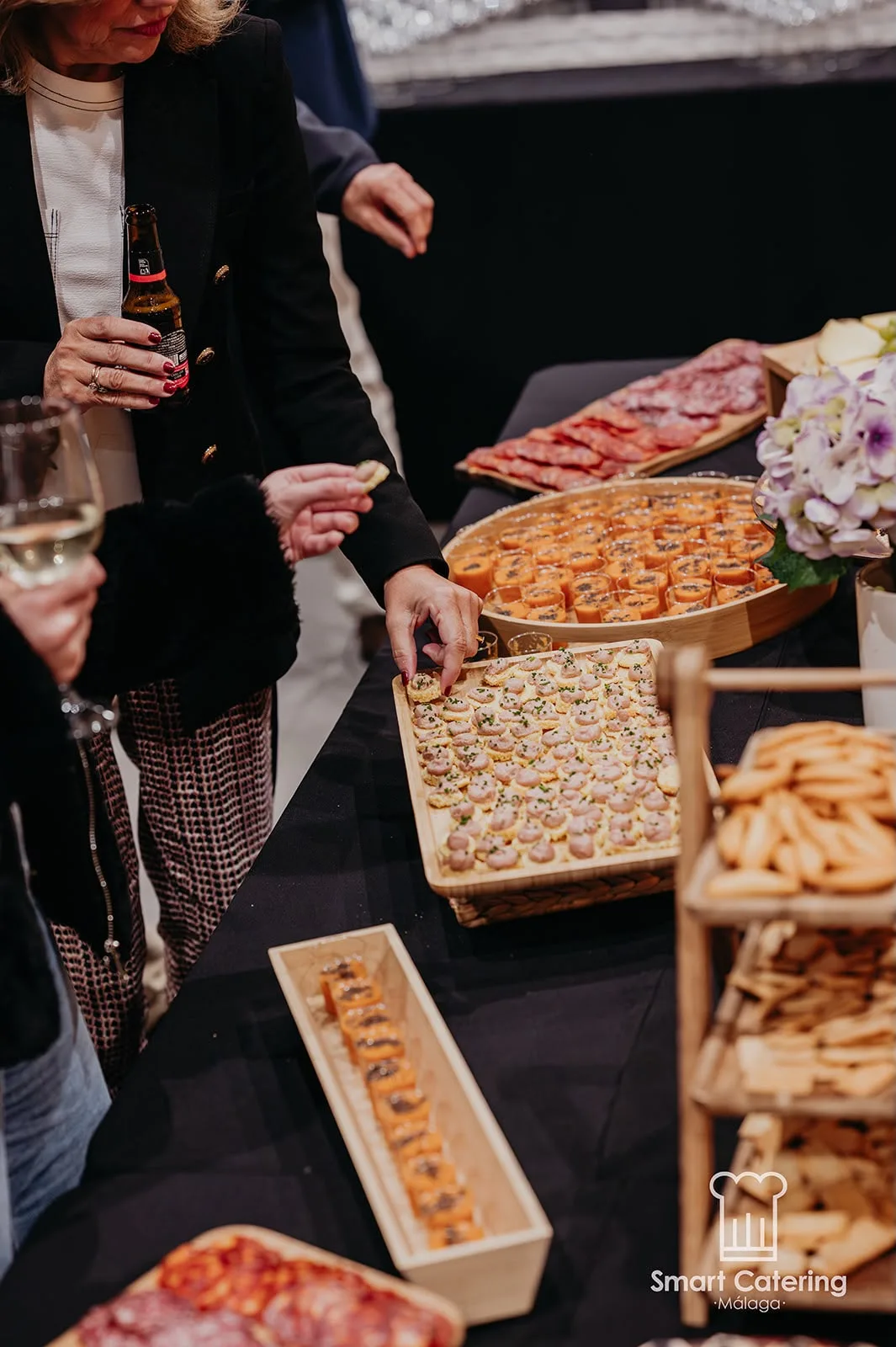 Cóctel con canapés y tabla de embutidos