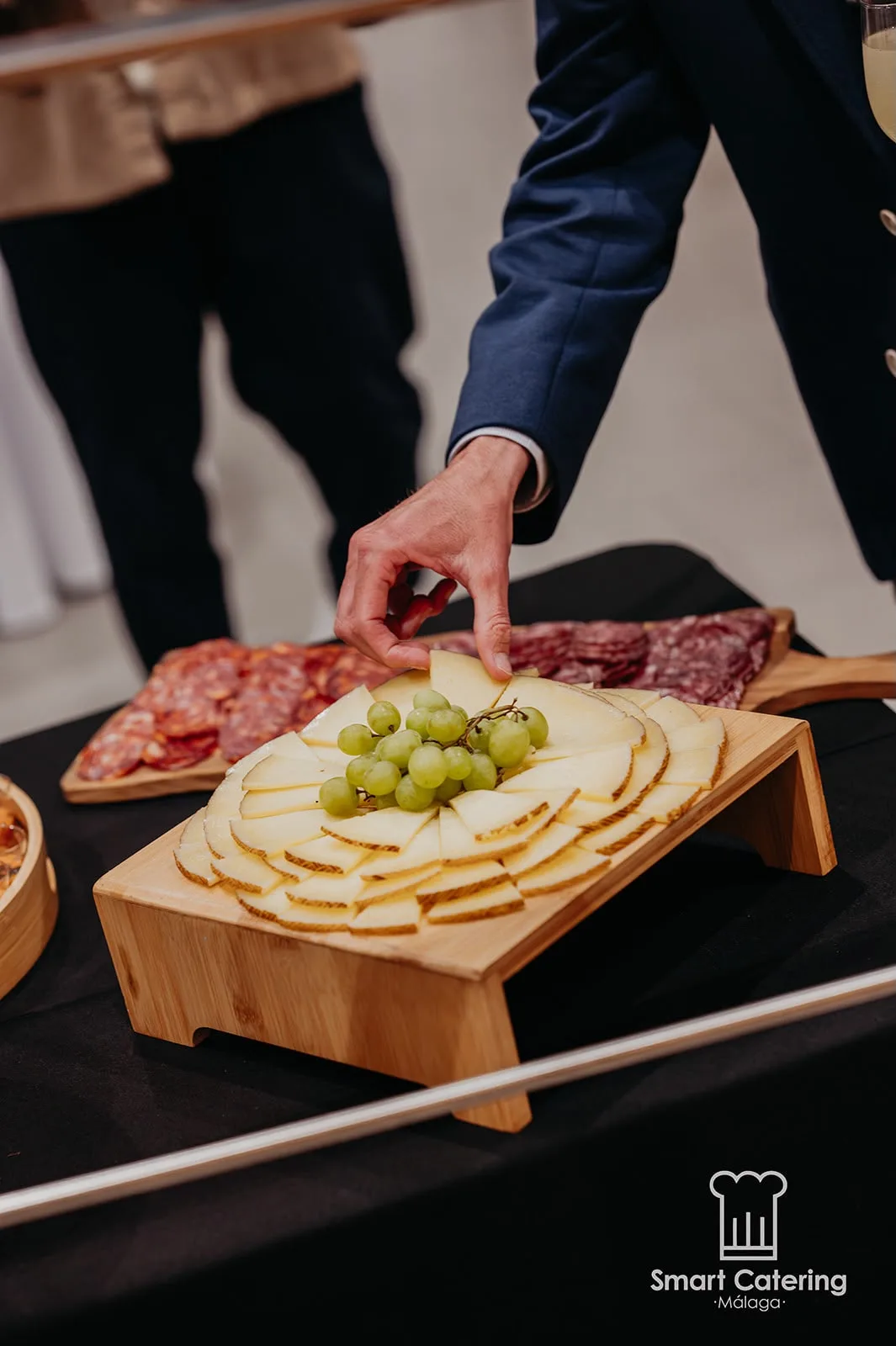 Tabla de quesos con uvas en celebración