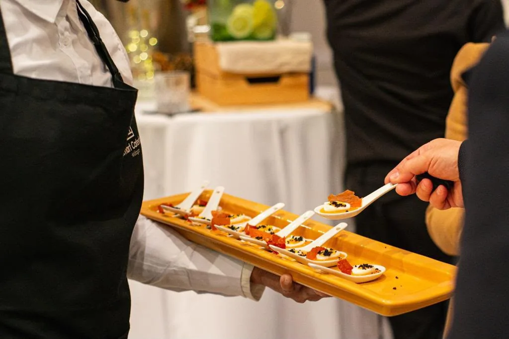 Cucharas de aperitivo con crema y caviar
