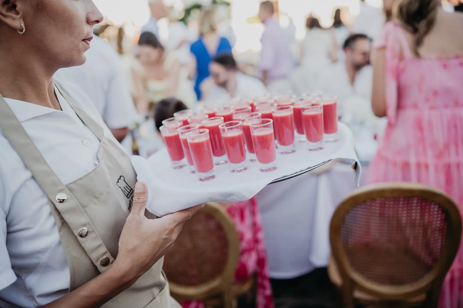 Shots de gazpacho en evento al aire libre