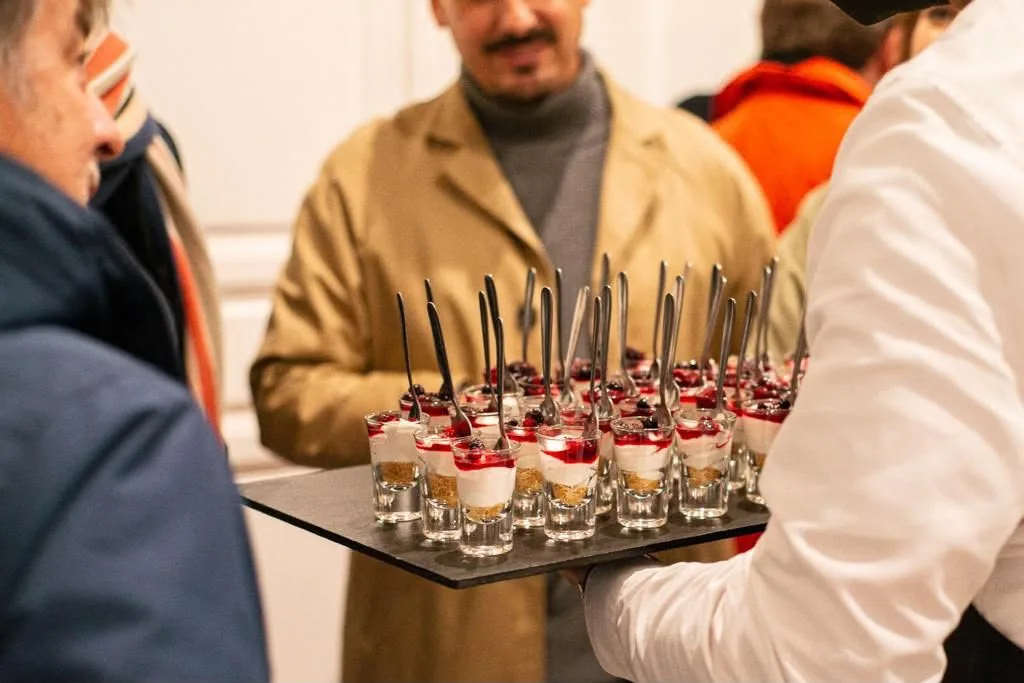 Vasitos de postre con compota de frutos rojos