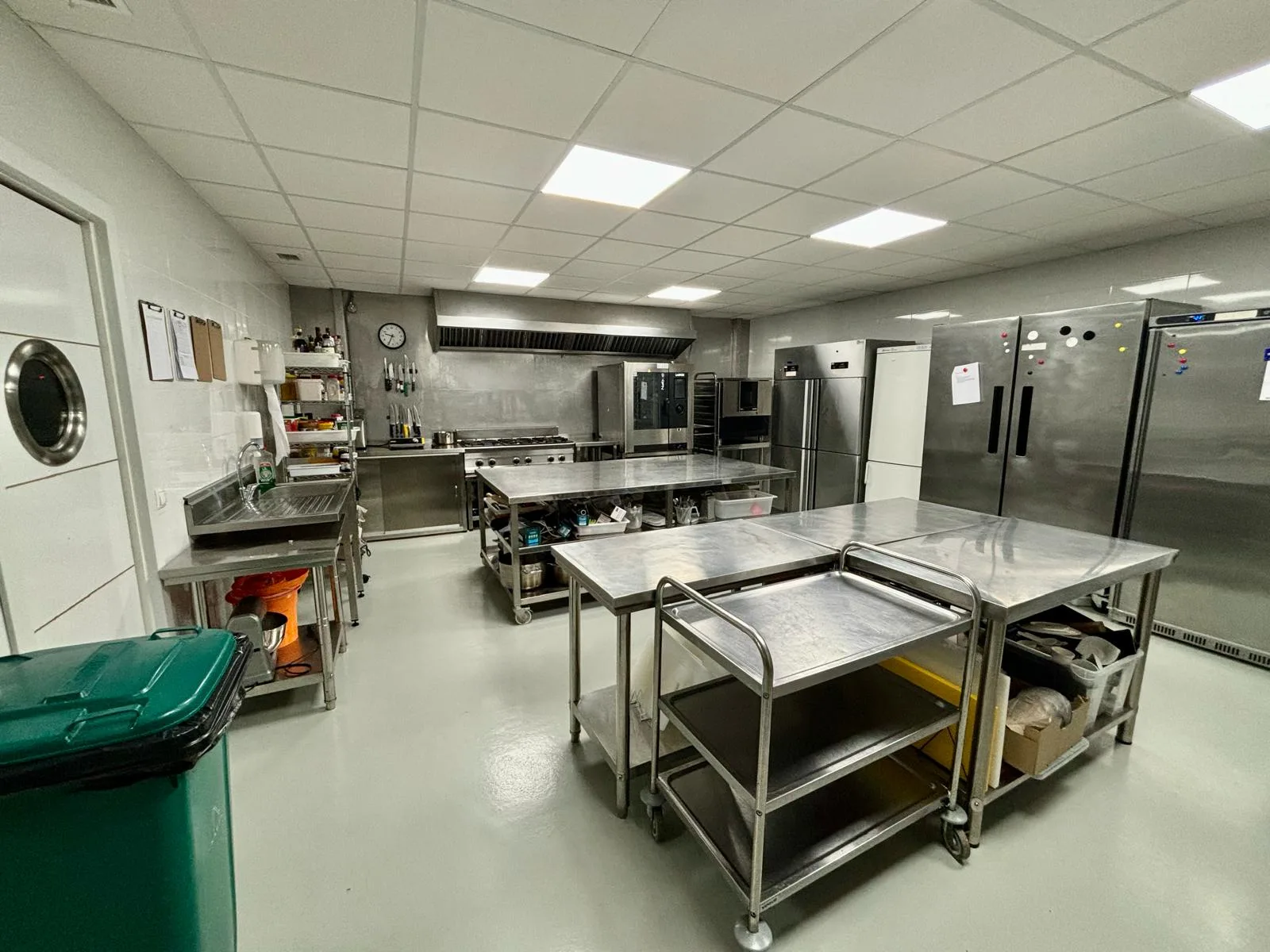 Vista general de la cocina central con línea de fuegos y cámaras