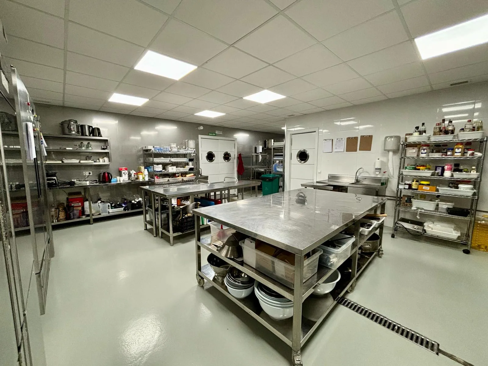Sala de elaboración con mesas de trabajo de acero inoxidable