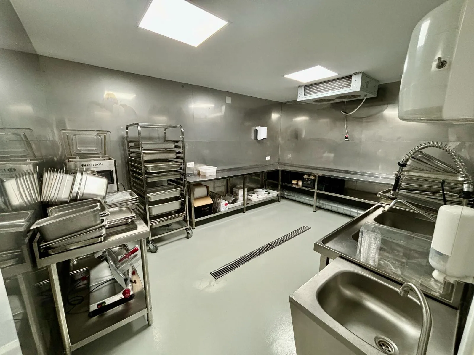 Zona de lavado y tren de bandejas de la cocina central