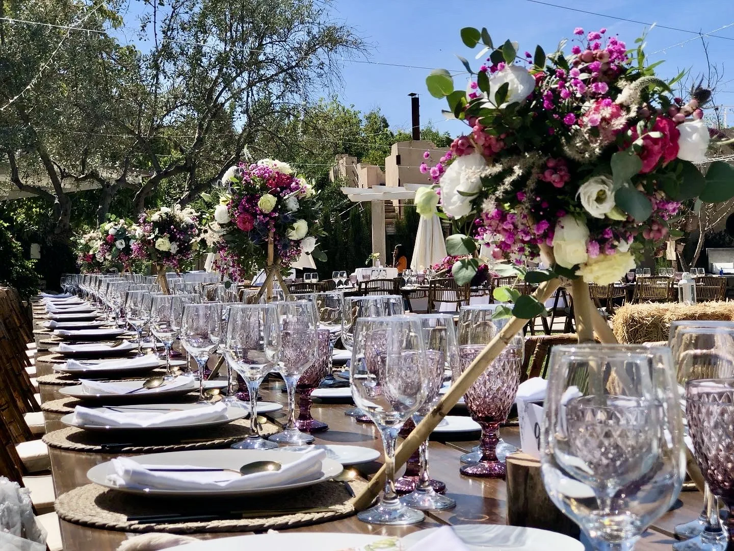 Mesa imperial con centros de flores en una boda en Málaga