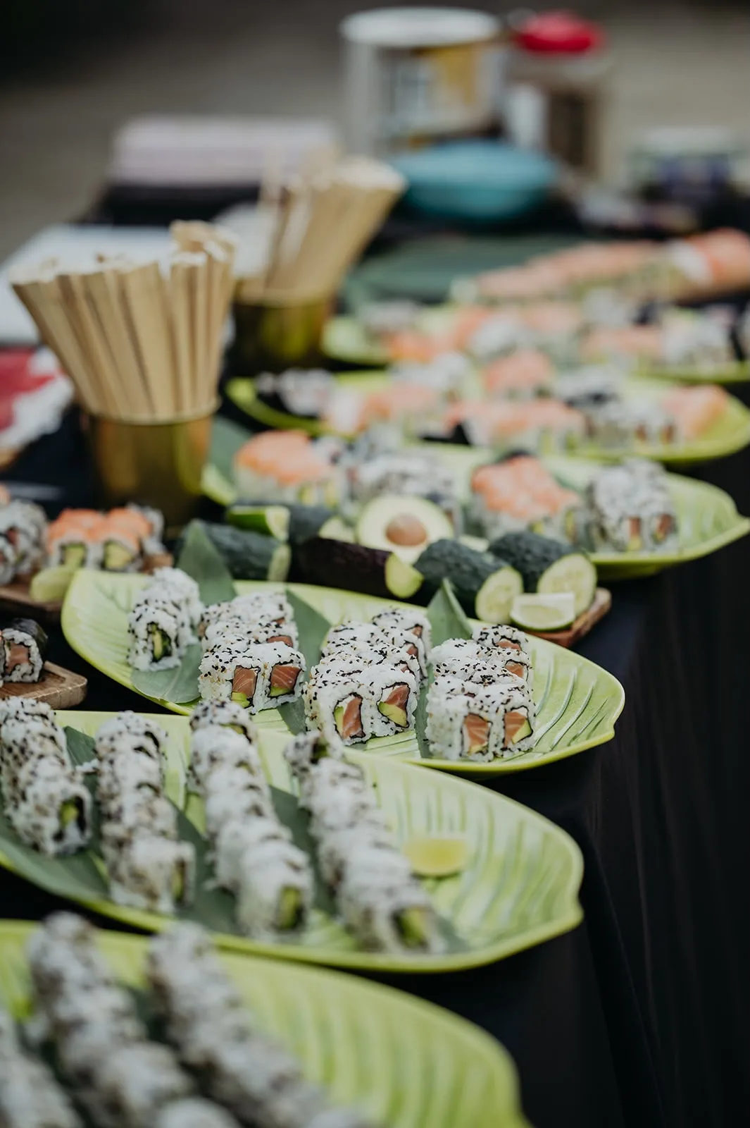 Estación de sushi montada en una boda