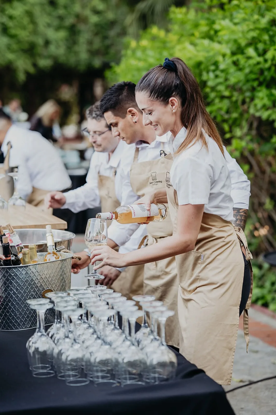 Camareros de Smart Catering sirviendo vino y cava en una boda