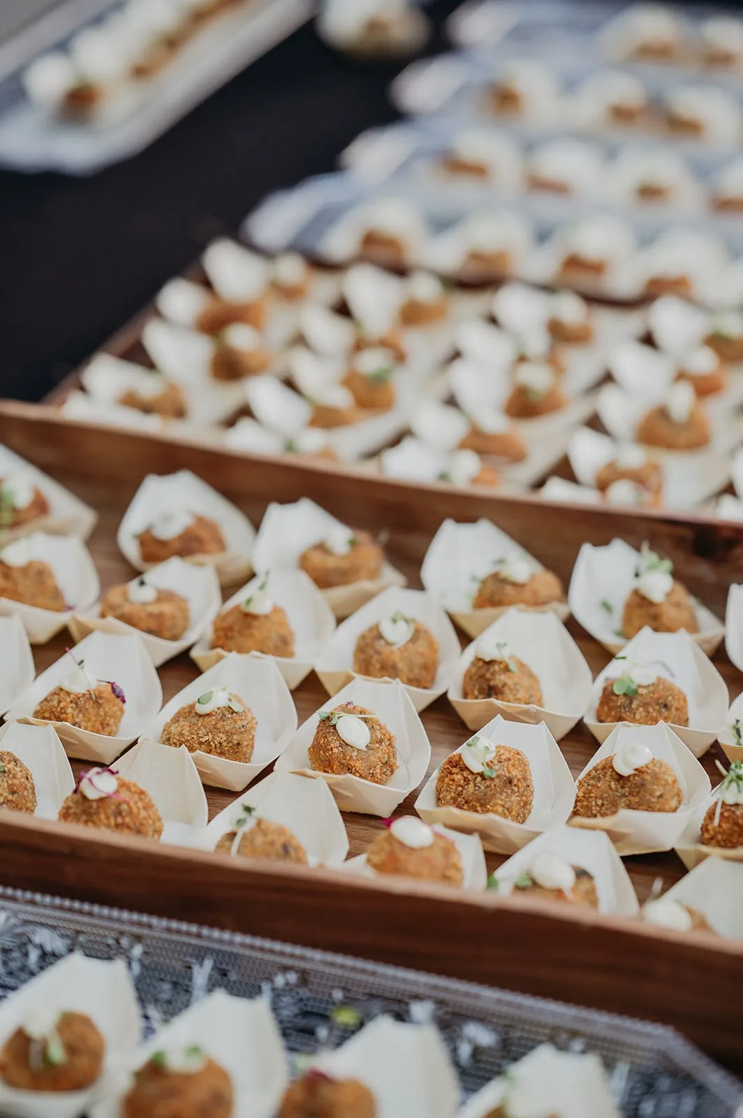 Croquetas gourmet servidas como aperitivo en una boda