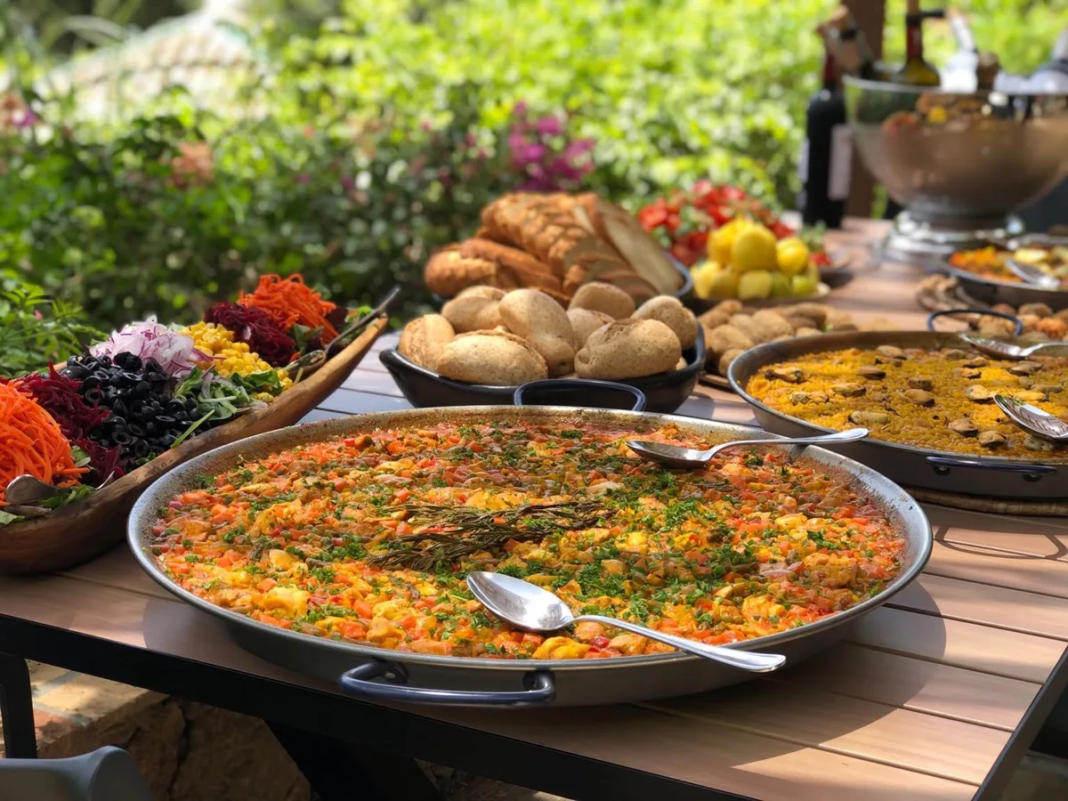Puesto de paellas en una boda, con paellas recién hechas y guarniciones