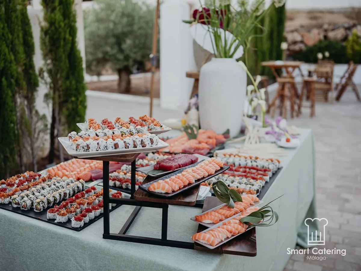 Puesto de sushi montado al aire libre en una boda