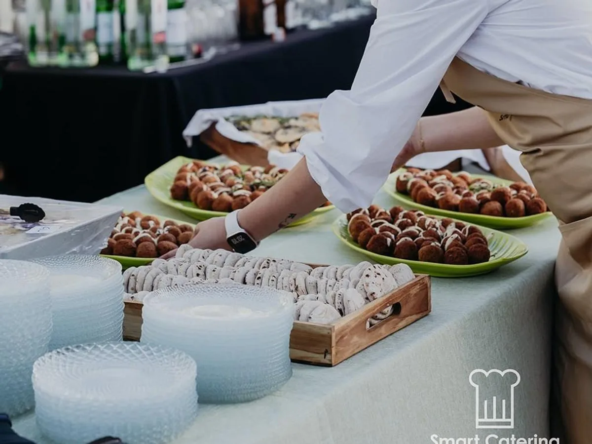 Puesto vegetariano de Oriente Medio con bandejas de mezze y falafel