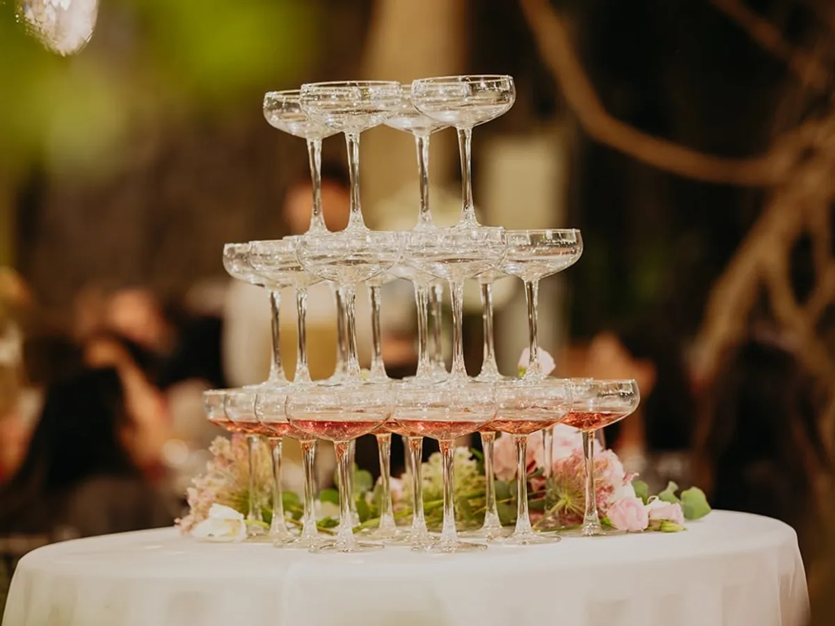 Torre de copas de cava montada para el brindis de una boda