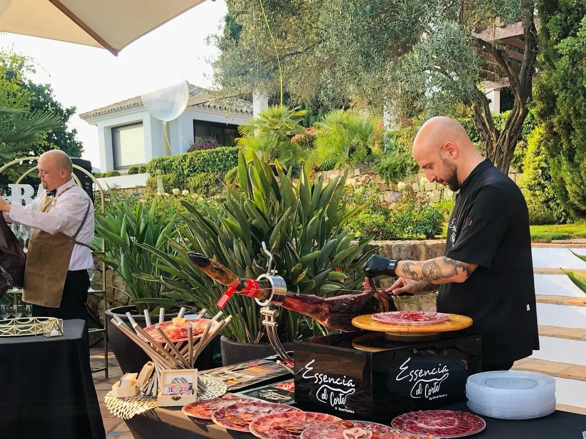 Puesto de cortador de jamón ibérico cortando al momento en una boda