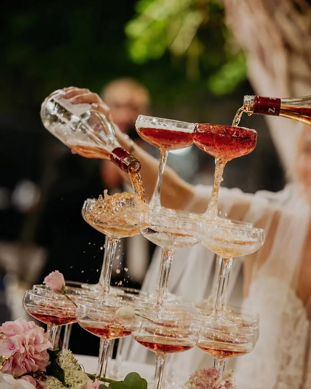 Torre de copas de cava en el brindis de una boda