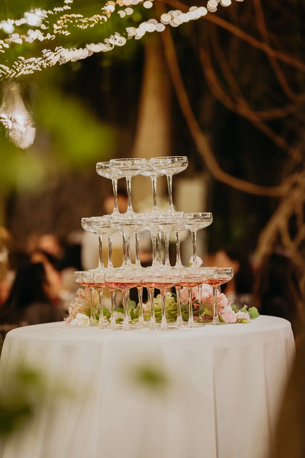 Torre de copas de cava decorada con flores para el brindis de una boda