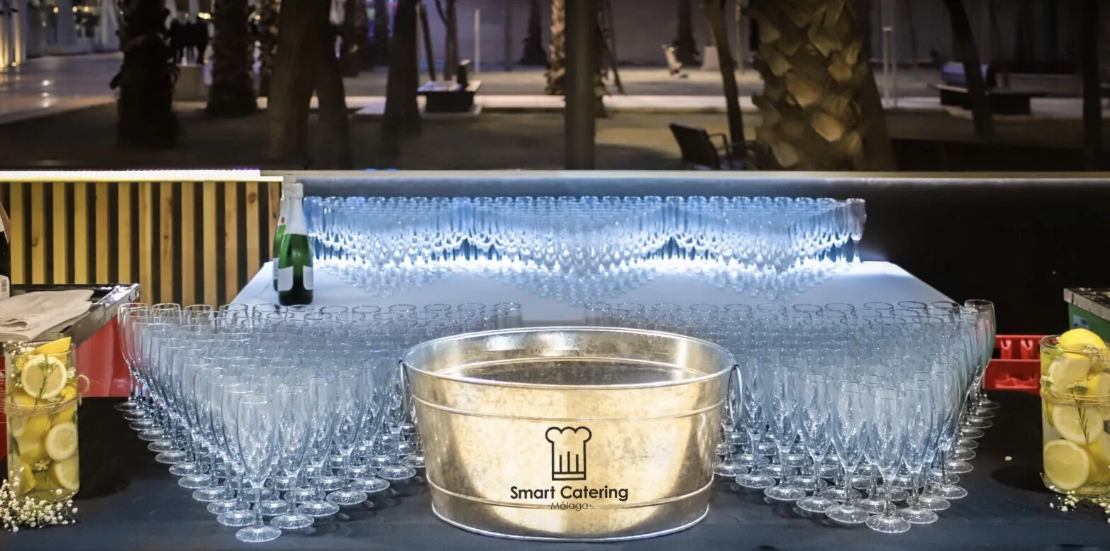 Barra SmartCatering con cubos de hielo de marca y filas de copas de champán en el Festival de Cine de Málaga