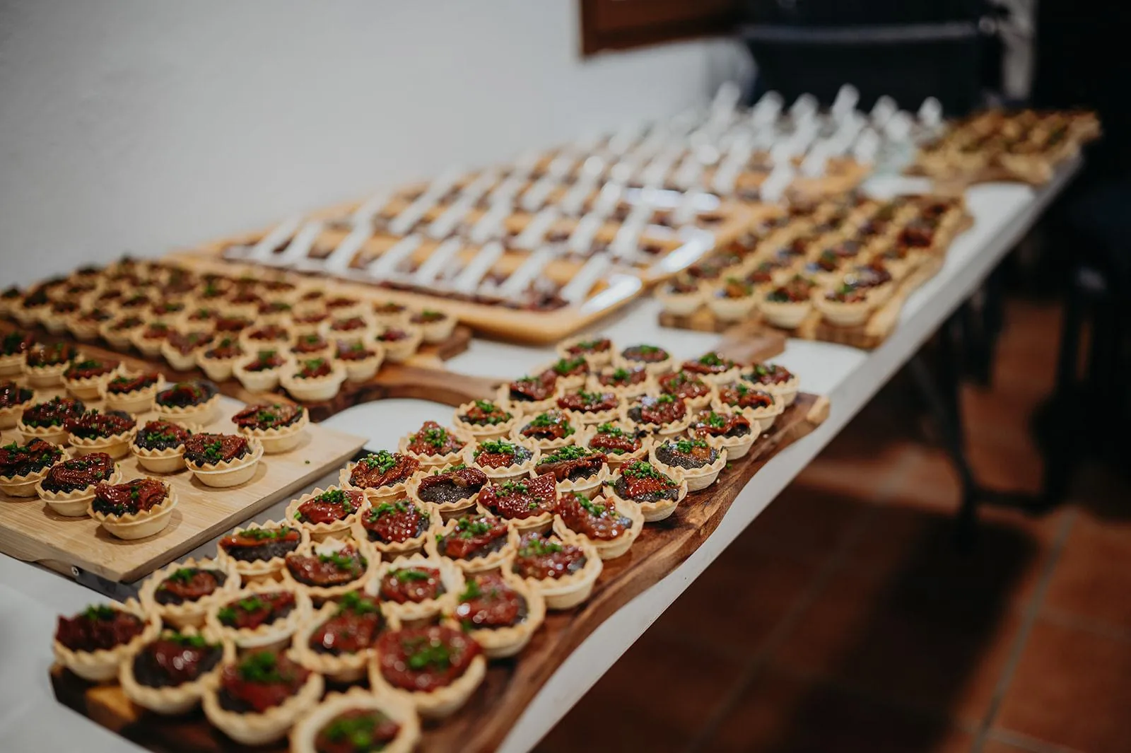 Variedad de tartaletas gourmet sobre tablas de madera para catering de eventos