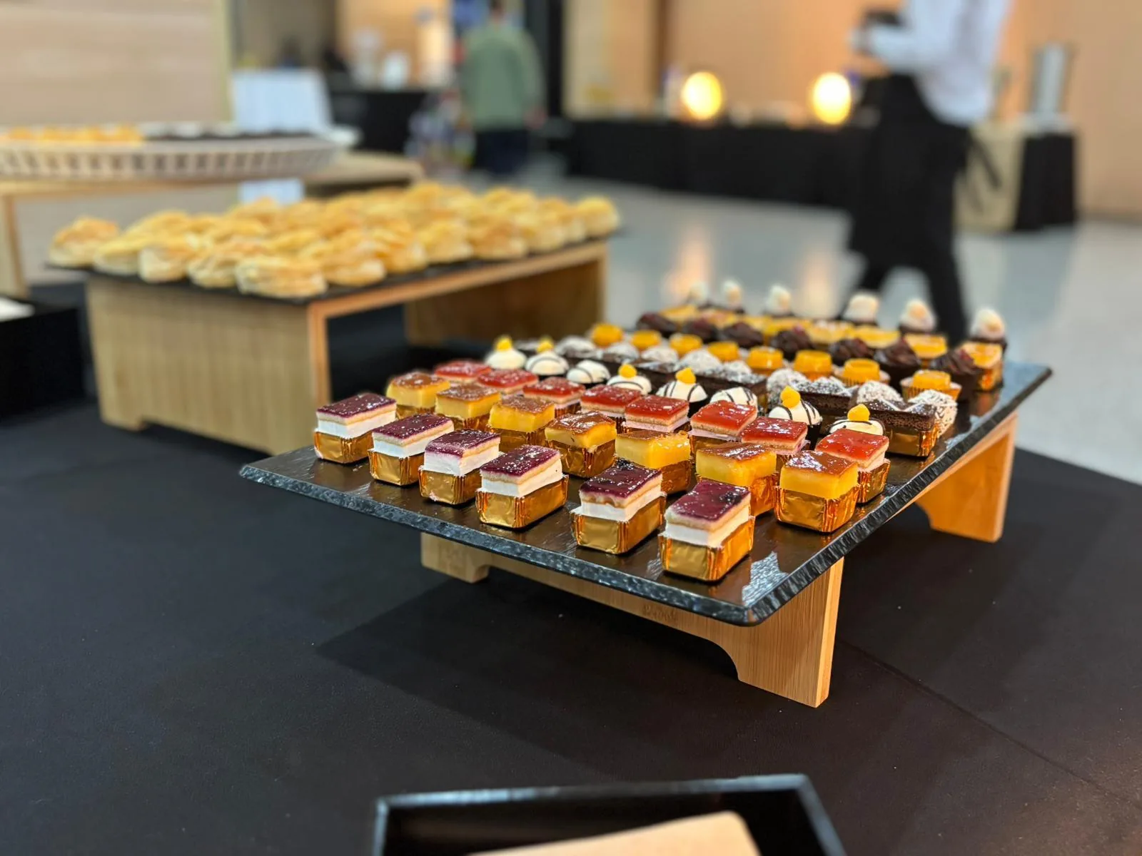 Bandeja de petit fours y mini postres para evento corporativo
