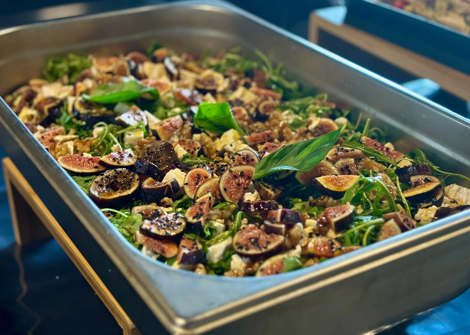 Bandeja de ensalada de higos y rúcula para buffet de catering