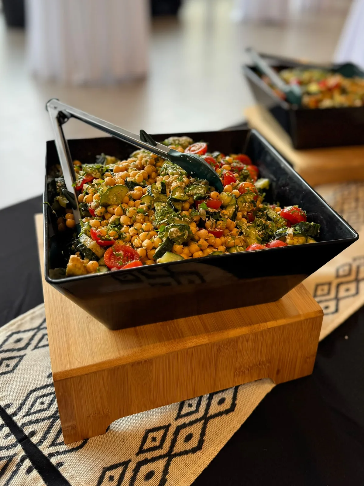 Bol de ensalada de garbanzos para servicio de buffet